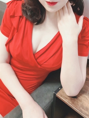 大人女性特有の色気と清潔感溢れる魅力的な大人女性です