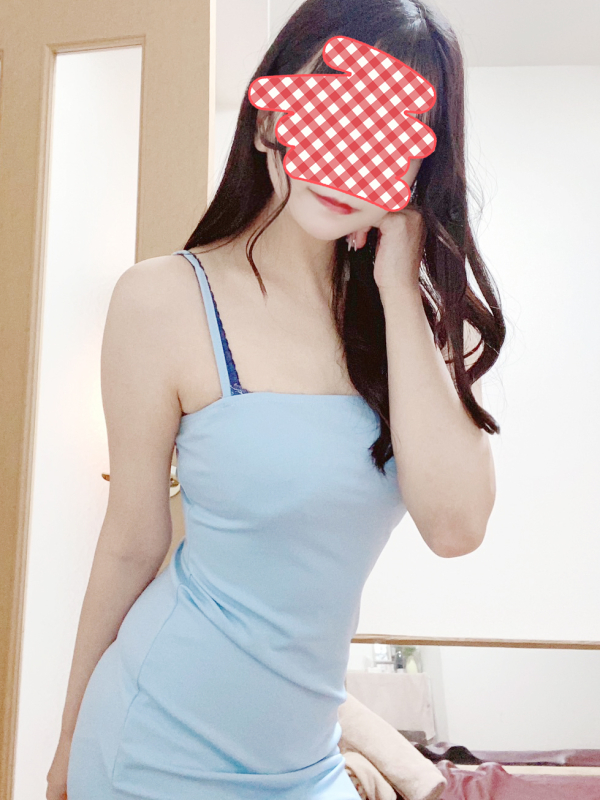 可憐で綺麗な容姿の女性らしいセ