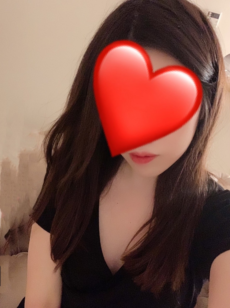 白い肌に妖艶な雰囲気を纏った美